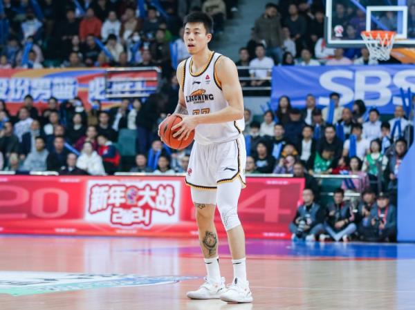 屋漏偏逢連夜雨！張鎮(zhèn)麟7中1僅得2分2板4助 末節(jié)受傷離場(chǎng)